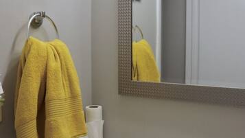 Duschwanne, Haartrockner, Handtücher, Seife