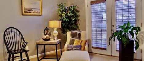 Télévision, cheminée, livres