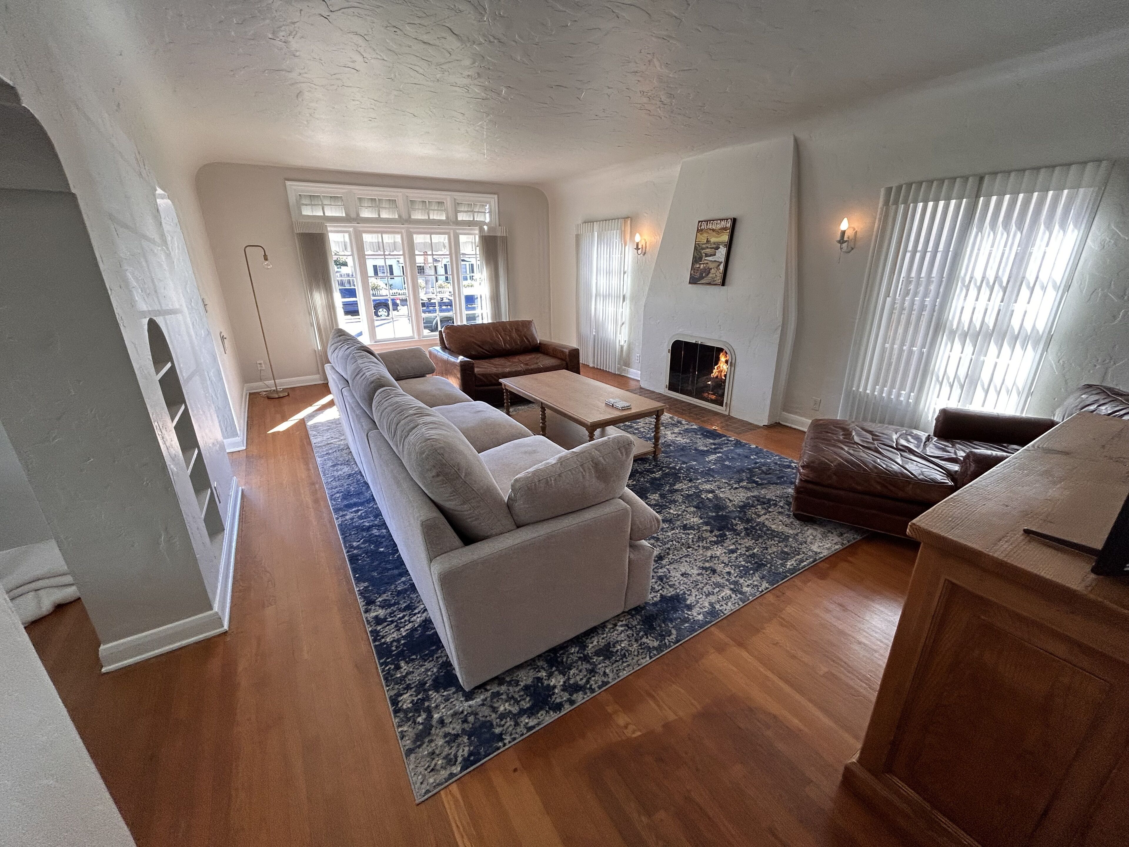 Classic family-sized beach cottage w/fireplace -  two minutes from the ocean!!