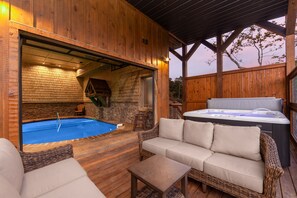 Innendørsbasseng og et oppvarmet basseng