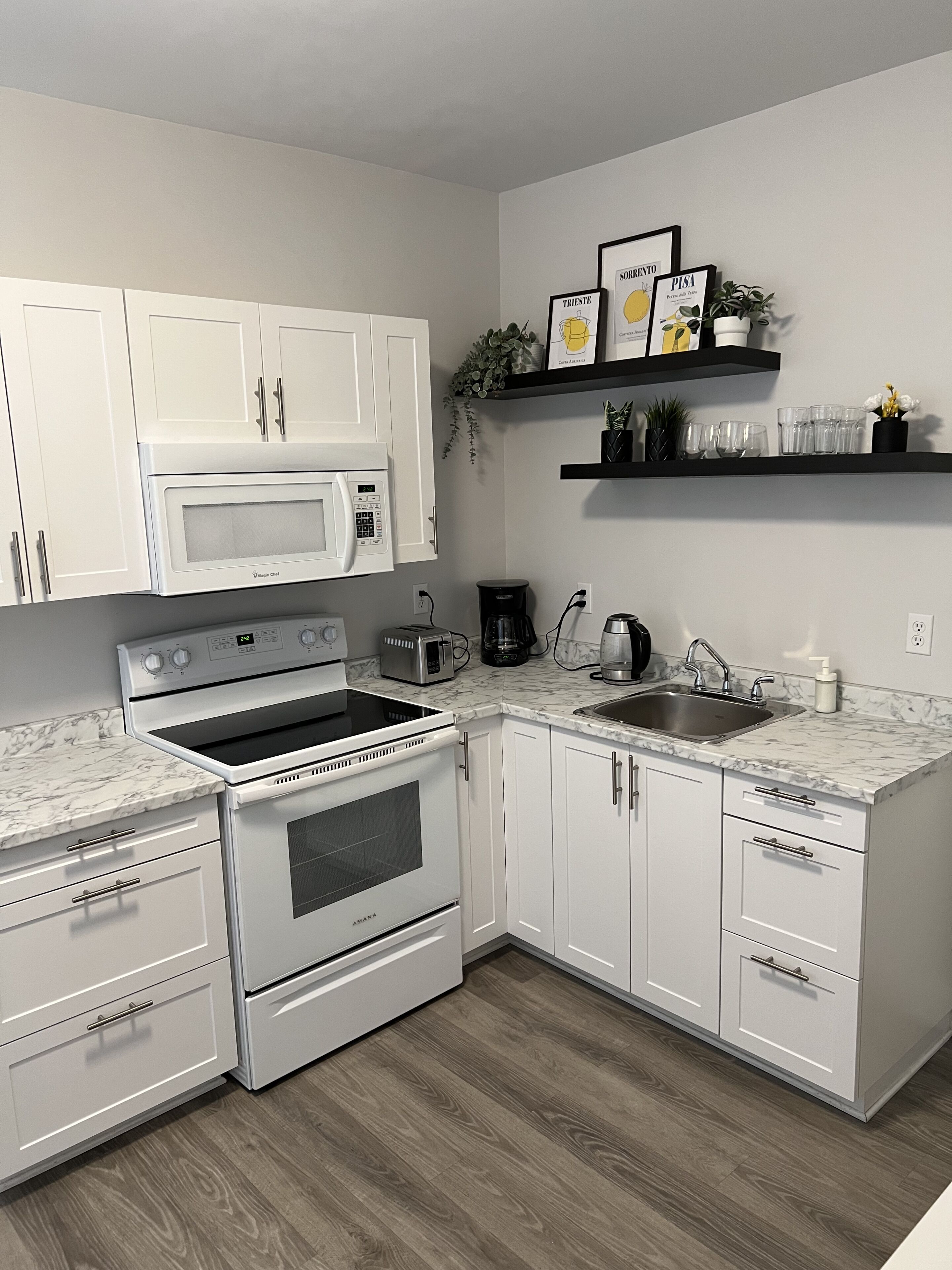 Kjøleskap, mikrobølgeovn, ovn og kokeplater