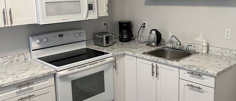 Kjøleskap, mikrobølgeovn, ovn og kokeplater