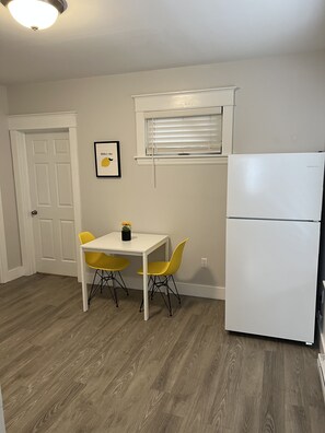 Dining - Spacious downtown apartment near restaurants/bars (Fredericton)