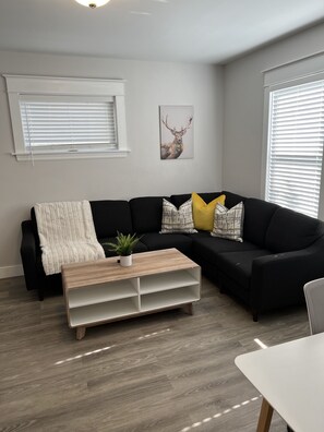 Smart TV - Spacious downtown apartment near restaurants/bars (Fredericton)