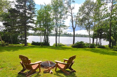Private Waterfront Cottage on the lake