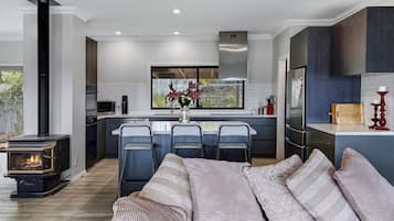 Smart TV, chimenea, reproductor de DVD y libros