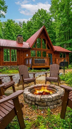 Creekfront Views! Hot Tub/ 2 King Bed En Suites/Secluded/Arcade/Firepit/FastWifi