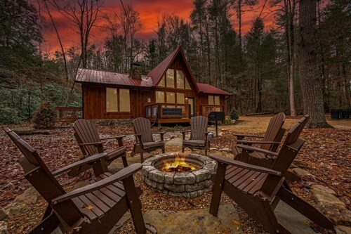 Creekfront Views! Hot Tub/ 2 King Bed En Suites/Secluded/Arcade/Firepit/FastWifi