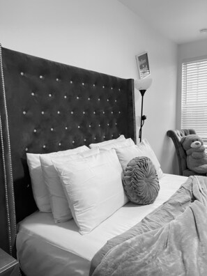 Room - Hidden Gem, Romantic Nest, Prime Location (Addison)