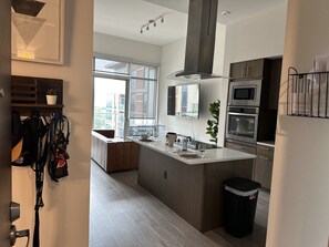 Kylskåp, mikrovågsugn, ugn och spishäll