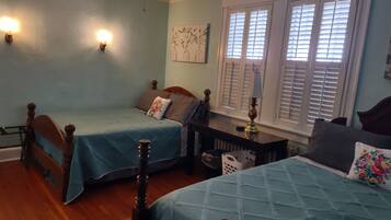 3 quartos, escrivaninha, ferros/tábuas de passar roupa, berço de viagem