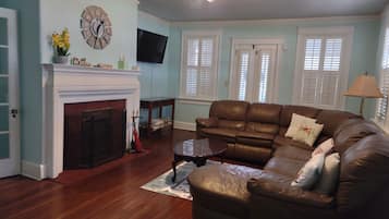 Älytelevisio, pöytäjalkapallopöytä, kirjoja