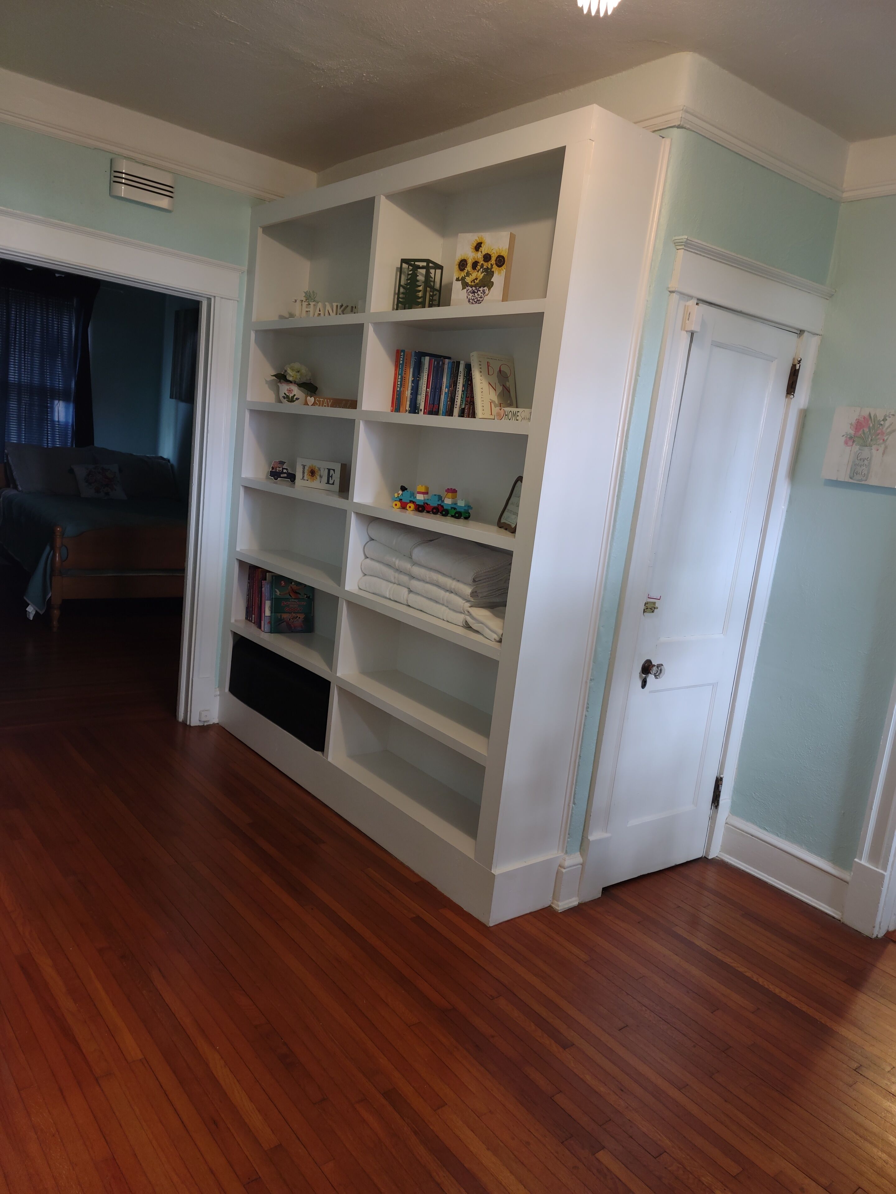 3 bedrooms, desk, iron/ironing board, travel crib