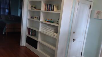 3 habitaciones, escritorio y tabla de planchar con plancha