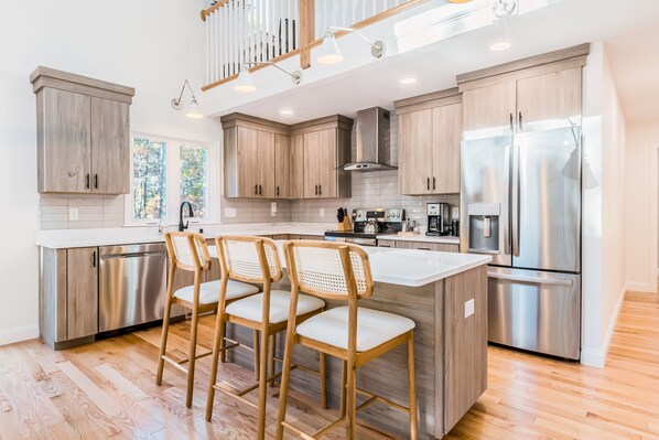 Refrigerador, microondas, horno y parrilla de estufa 