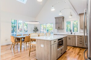 Refrigerador, microondas, horno y parrilla de estufa 