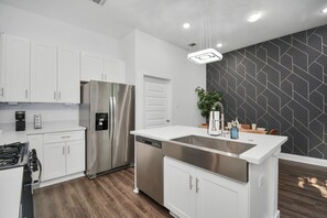 Refrigerador, microondas, horno y parrilla de estufa 