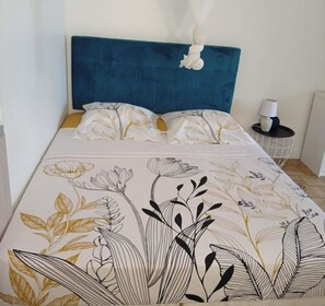1 bedroom, bed sheets - Charming Studio in Sainte Anne -Plage with Parking (Sainte-Anne)