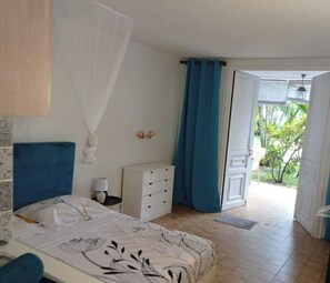 1 bedroom, bed sheets - Charming Studio in Sainte Anne -Plage with Parking (Sainte-Anne)