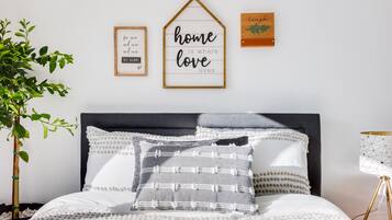 4 chambres, coffres-forts dans les chambres, bureau