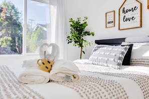 4 bedrooms, in-room safe, desk, iron/ironing board