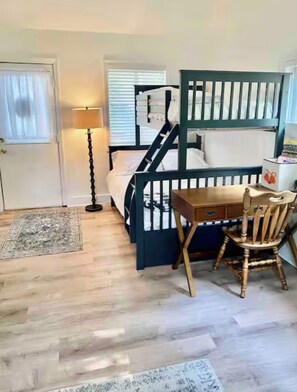 4 bedrooms, desk, iron/ironing board, free WiFi - Cozy Neutral Farmhouse Welcomes Peaceful Retreat (Muskegon)