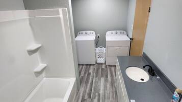 Ensemble douche/baignoire, serviettes fournies, savon, papier toilette