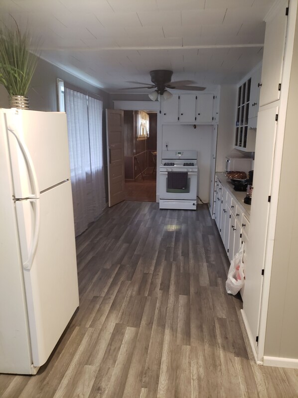 Fridge, microwave, oven, stovetop - Great family size home, close to walk-in hunting. (Moline)