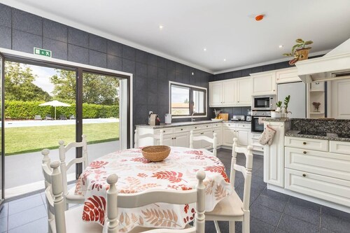 6-Bed House - Sleeps 12 - Pool, Bbq, Pool Table