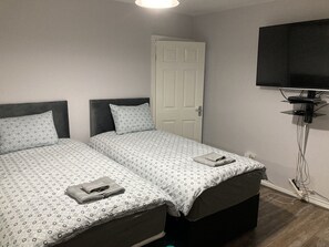 2 bedrooms, iron/ironing board, WiFi, bed sheets - House Sleeps 6 with Private Garden (Birmingham)