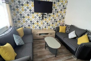 TV - House Sleeps 6 with Private Garden (Birmingham)