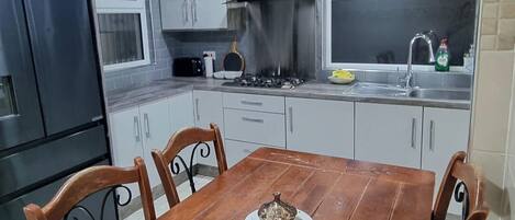 Køleskab, mikrobølgeovn, ovn, kogeplade