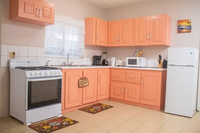 Amazing 2-Bedroom Apt, Sleeps 3, Warm & Cosy