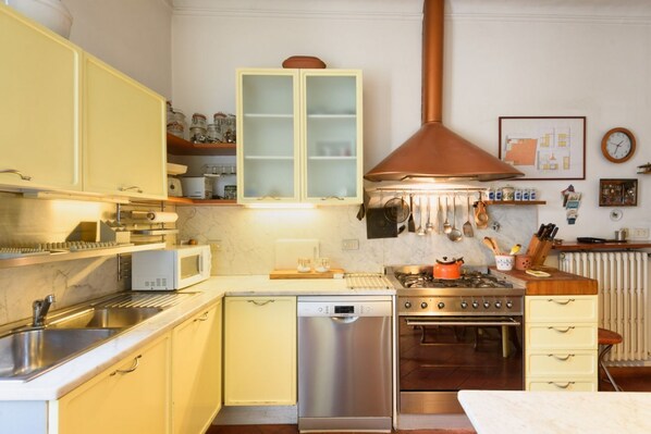 Frigorifero, microonde, forno, piano cottura