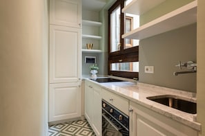 冷蔵庫、オーブン、コンロ、食器洗い機