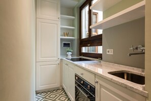 Fridge, oven, stovetop, dishwasher