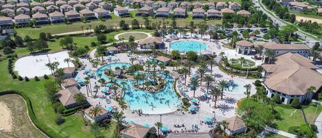 Alberca al aire libre y alberca climatizada