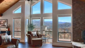 Smart-TV, Kamin, Netflix, Tischfußball