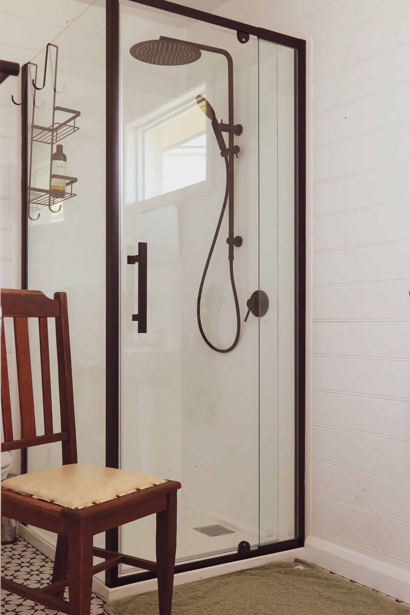 Een douche, een haardroger, handdoeken, zeep