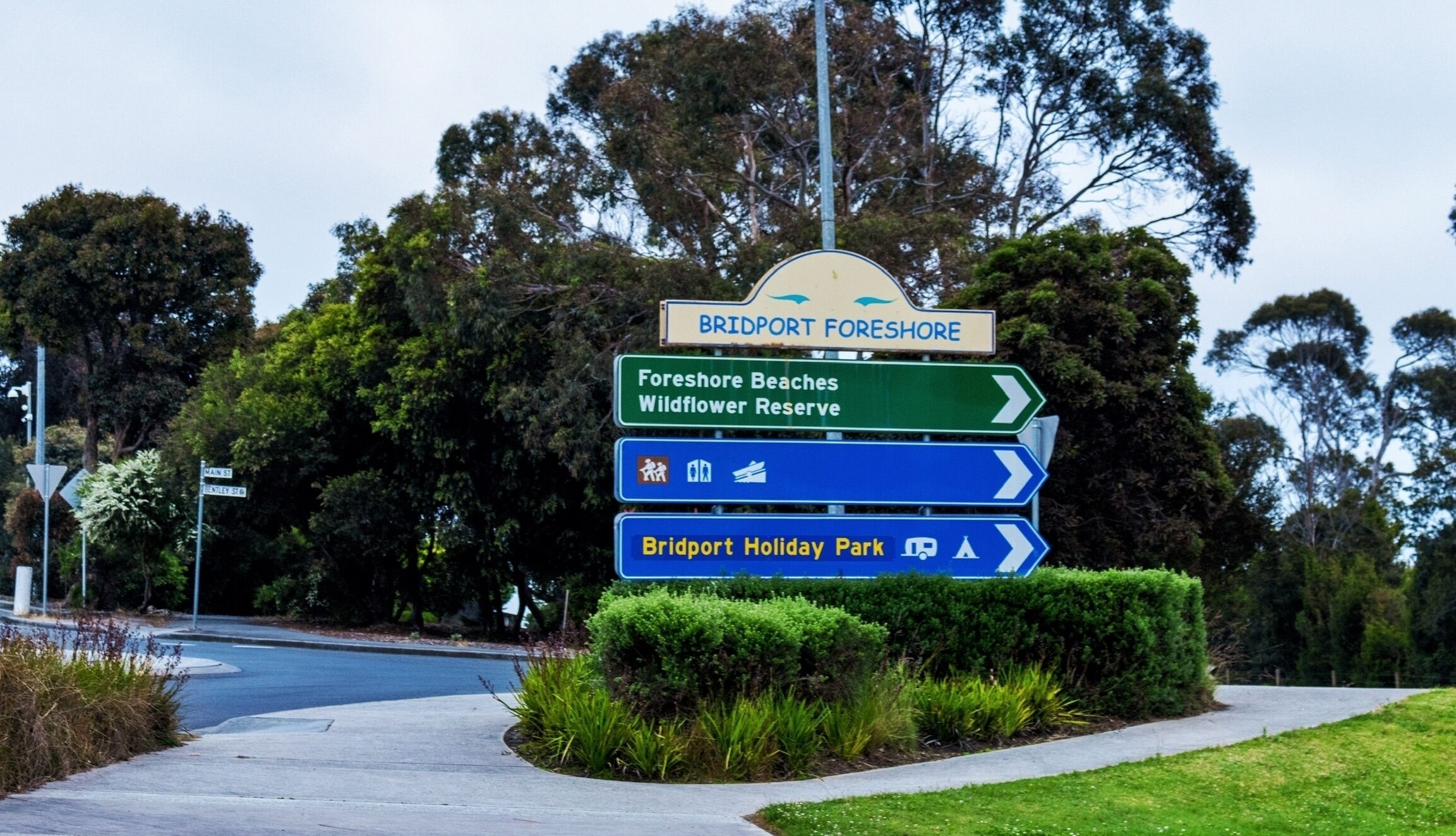 A directional sign for Bridport Foreshore with destinations like Foreshore Beaches, Wildflower Reserve, and Bridport Holiday Park.