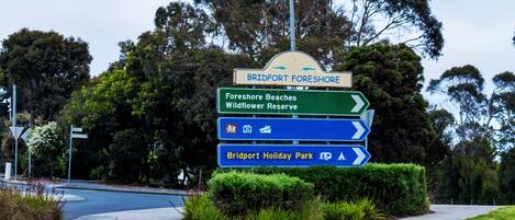 A directional sign for Bridport Foreshore with destinations like Foreshore Beaches, Wildflower Reserve, and Bridport Holiday Park.