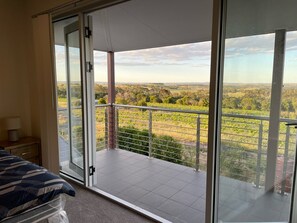 Comfort suite | Individueel gedecoreerd, individueel gemeubileerd, een bureau