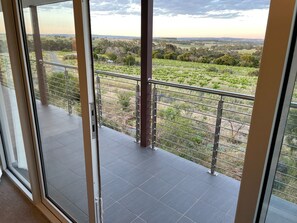 Comfort suite | Individueel gedecoreerd, individueel gemeubileerd, een bureau