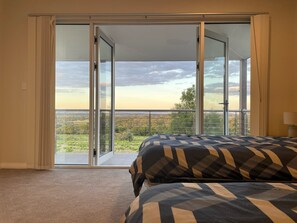 Comfort suite | Individueel gedecoreerd, individueel gemeubileerd, een bureau