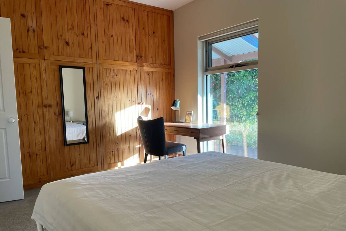 Habitación Confort, 1 cama de matrimonio | 2 dormitorios, decoración individual, mobiliario individual y escritorio
