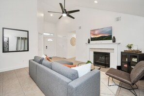 Living area - Cozy getaway w/ king bed in the heart of Houston (Houston)