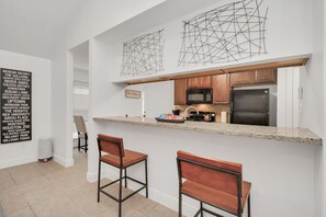 Private kitchen - Cozy getaway w/ king bed in the heart of Houston (Houston)