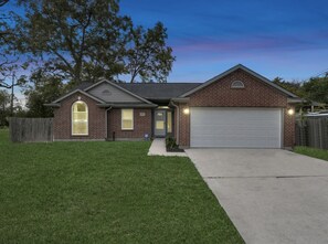 Exterior - Cozy getaway w/ king bed in the heart of Houston (Houston)