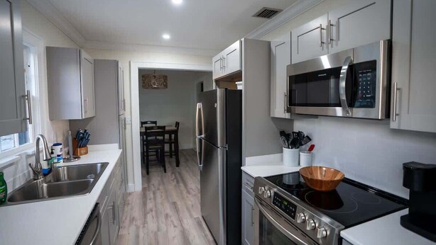Fridge, microwave, oven, stovetop - Coot Bay Cottage at Lake Okeechobee (Clewiston)