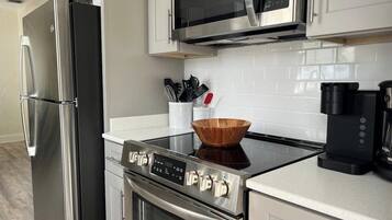 冷蔵庫、電子レンジ、オーブン、コンロ